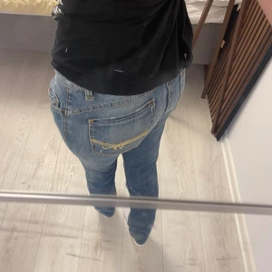Hilfiger denim jeans low waist - Säljer dessa Hilfiger denim jeans med låg midja då de börjar bli lite för små på mig! Fin jeansfärg med snygga fickor. Änvända ett fåtal gånger, och köptes för länge sedan. Skulle uppskatta storleken till S/M.  Skriv vid frågor💕
