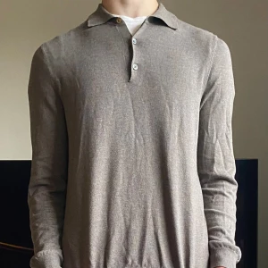 Polo tröja | Bläck - Riktigt soft polo tröja ifrån bläck i beige/sandbrunt. Storlek S, riktigt fint skick utan defekter, det enda är att jag skrivit in mina initialer i den men det går enkelt att sudda bort. Modellen på bilden är 175cm. Nypris 600kr mitt pris 200kr!👏👏👍