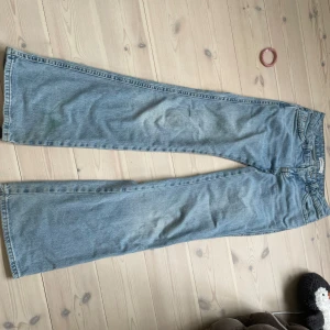 Ljusblåa jeans med knappar på fickorna ❤️ - Jag säljer dessa ljusblåa jeans från gina tricot eftersom att dom inte längre kommer till användning. Några defekter, inte jätte synliga. Prisat kan sänka snabbt i affär. Storlek 34, passar 154/168 Kontakta för flera bilder