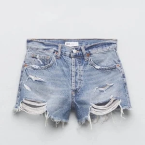 Zara jeans shorts  - Säljer jeansshorts från Zara som jag köpte förra året i storlek 36❤️ de är i använt skick!