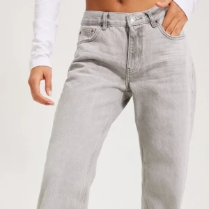 Grå straight/flare/bootcut jeans - Från Gina tricot oandvänd säljer pga ej min storlek köpt för 549kr