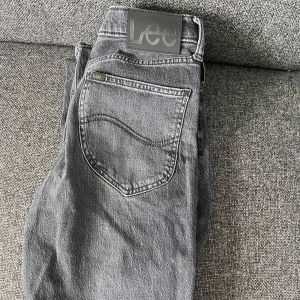 Lee Jeans - Säljer dessa helt oanvända Lee Jeansen i strl 28/32. 10/10 skick och en väldigt snygg färg. Säljs pga av att de var lite för små för mig! Pris kan diskuteras. 