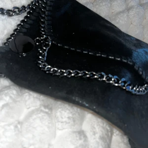 Väska - En jättefin lite mindre väska som är perfekt om man ska åka till stan o bara vill ha med någon snygg liten väska. Säljer den för att den inte kommer till användning💞