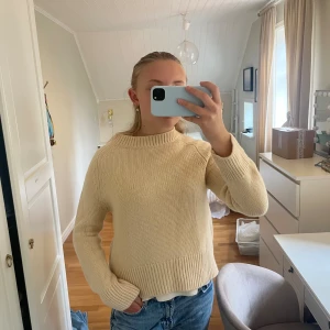 Stickad tröja  - Superfin stickad tröja i Kahsmir och Ull från Massimodutti i strl M! Färgen visas bäst på sista bilden❤️