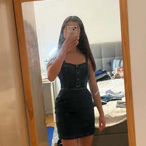 Fin jeansklänning ✨💙 - En superfin, elegant och bekväm jeansklänning från Hollister i färgen mörkblå som är stretchig, har dragkedja bak och fastsydda knappar fram ✨💙