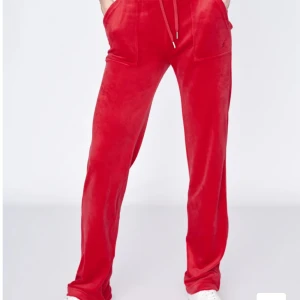 Juicy couture byxor - Säljer mina röda juicy byxor då dom inte kommer till användning, dem är i superfina skick och storlek xs, skriv för fler bilder eller frågor