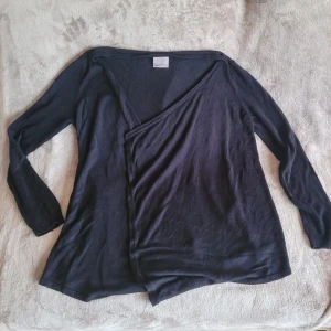 Kofta - Tunnare kofta/tröja utan knäppning. Väldigt lite använd.