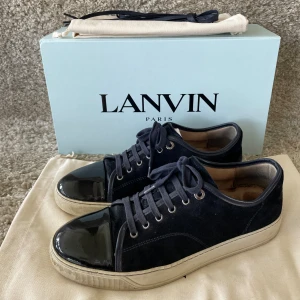 Lanvin  - Ett par riktigt feta mörkblåa lanvins, skicket på skorna 8/10 förutom att sulorna är lite slitna. Storlek 42 men sitter som 43. Allt og ingår dustbags 2st, extra snören, box och självklart kvitto. Bara att höra av dig om du har någon fundering.(: