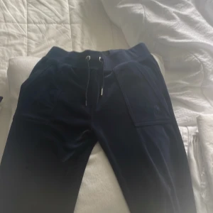 Säljer mörkblåa juicy  - Säljer nu dessa mörkblåa juicy byxor. Storlek xs saknas en knapp där bak och fram. Så därför säljer jag dem för 250kr
