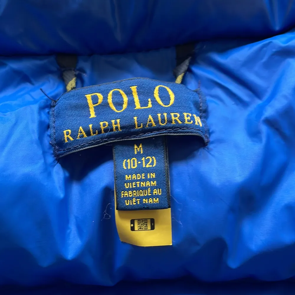 Polo Ralph Lauren Jacka storlek M barn. Jacka är Limited edition och går inte att köpa längre, nypris 4000kr mitt pris 1500kr. Jackan är perfekt för vintern men även för hösten och våren den brukar funka i 10+grader till 15-grader utan några problem.. Jackor.