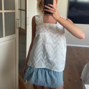 Sommartopp - Unik somrig topp köpt second hand. Aldrig använd. Väldigt bra skick. Möts upp i Stockholm alternativt fraktar via postnord och betalning via Swish! 🩷