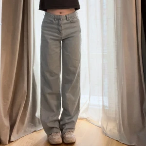 Baggy jeans från Madlady  - Ett par ljusblå baggy Midwaist/ lowaisted  jeans från Madlady i storlek 32, men skulle säga att de är mer som storlek 34 då de passar mig och jag har normalt 34 eller 36. Jag är 165cm.