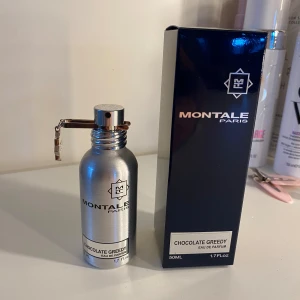 Chocolate Greedy Montale - Parfym från märket Montale i doften Chocolate Greedy. Jag har endast sprayat något enstaka sprut för att känna doften, men den passade inte mig och har därför bara stått, nu väljer jag att sälja den vidare. Nypris ca 1000kr, 50ml! 🤎