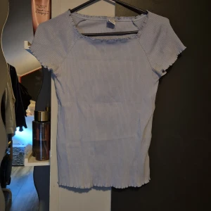 T-shirt - Blå t-shirt säljs pga gillar inte den