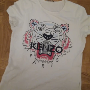Kenzo tishirt - Jätte fin kenzo tishirt säljer den för 35 kr. Den är i jätte bra kvalite! 