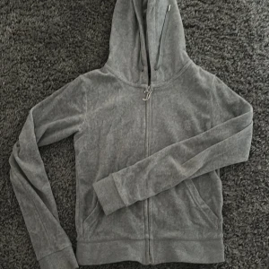 Juicy couture - Hej! Jag säljer detta gråa Juicy sett. Näst intill nyskick, väldigt sparsamt använt🩶 Bara att höra av er till mig vid frågor!