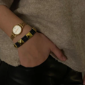 Armband  - Svart jeans armband med guldiga detaljer,  Justerbart fäste  + frakt