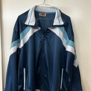 Hoodies (olika färger), off White - Sports koftan storlek XXL (70kr) Off White hoodie storlek L (150kr) 2pac hoodie storlek L (100kr) Post Malone tröja storlek XL (100kr)  Finns i värsta Stockholm 