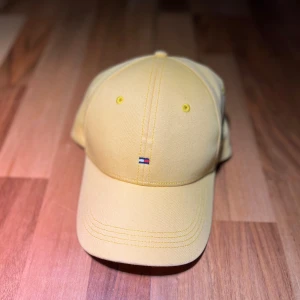 Gul Tommy Hilfiger keps / justerbar - Har använt den flera gånger, säljer den eftersom jag inte använder den längre. BUDBAR 