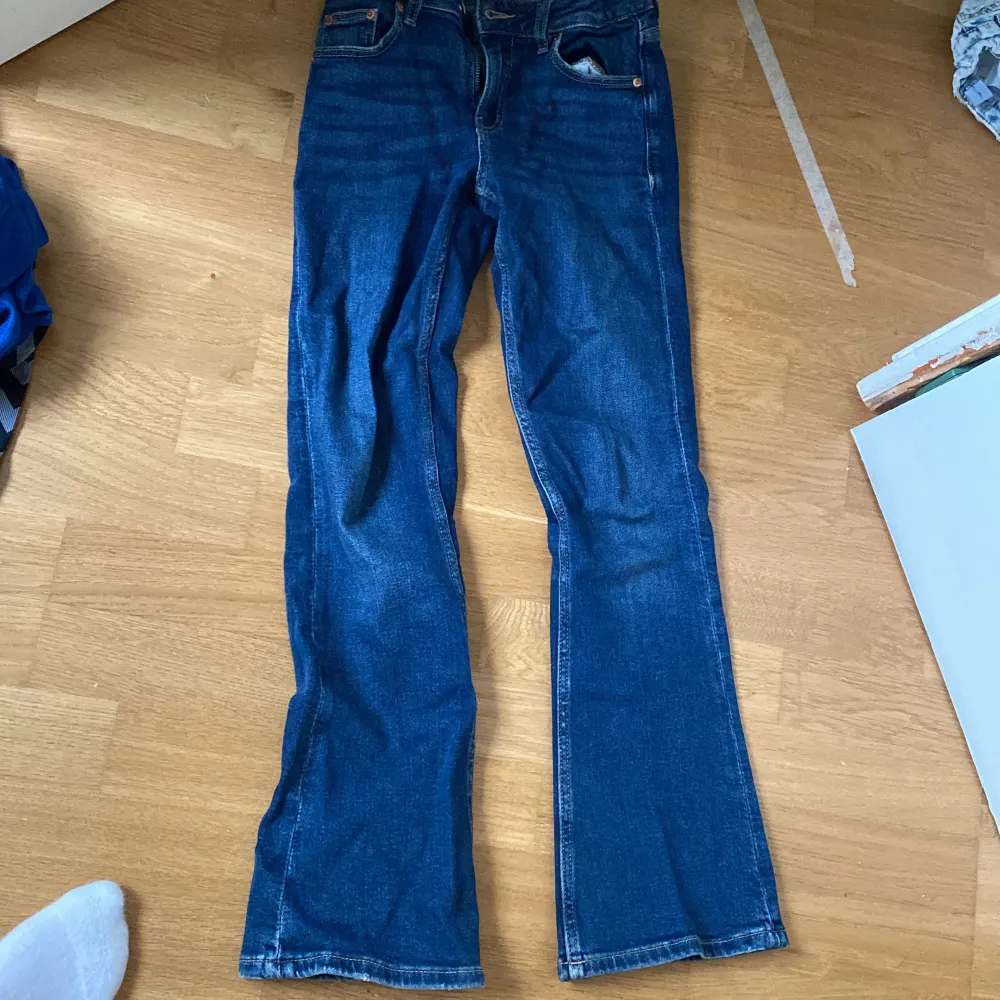 Fina low waist bootcut jeans i storlek 146 från Gina tricot💕 mycket bra skick och inga fläckar eller skador. Pris kan diskuteras💘ordinarie pris 300kr. Jeans & Byxor.