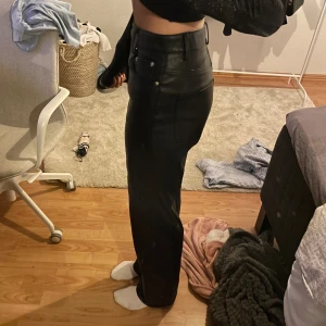 Svarta byxor - zara svarta byxor i skinnimitation med mid midja och normal passform🪩🪩 