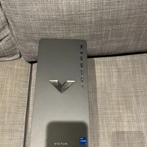 Victus data som är använd i 2 veckor och en aoc skärm som är köpt i januari allt är i bra skick. - Aco skärm  60 cm 165 Hz FreeSync Premium 1 ms svarstid 1920 x 1080 skärmupplösning HDMI DisplayPort VGA     Victus data  OPERATIVSYSTEM Windows 11 Home PROCESSOR Intel® Core™ i7 13700 (13:e generationen) MINNE 16 GB RAM HÅRDDISK 512 GB SSD GRAFIKKORT