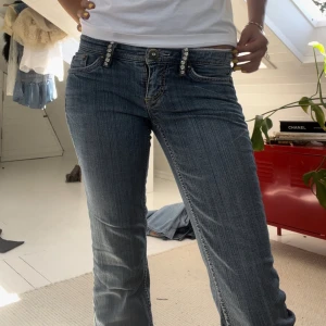 Coola jeans med diamanter  - Sjukt snygga jeans från edc by esprit!! Diamant detaljer som gör jeansen unika och coola!! Lite små på mig som är 173!!❤️❤️