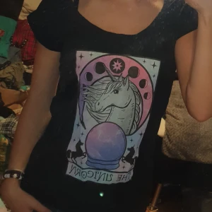 Unicorn tröja - Tröja med unicorn tryck och hål i ryggen från märket Dark Side. Har använts några få gånger men är i bra skick. Storlek S.
