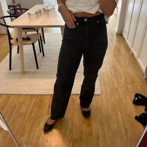 Jeans - Svarta raka jeans från NAKD! Storlek 36! 