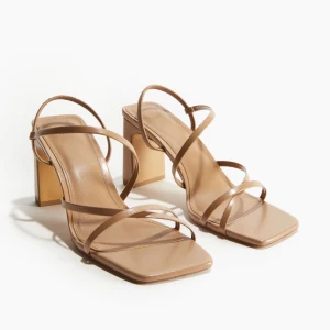 Klackskor  - Enkla klackskor, knappt använda i 38  från hm 