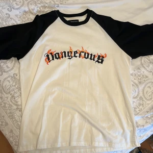 Stor gosig tshirt  - En oanvänd oversized tshirt i svart och vitt som matchar med det mesta 