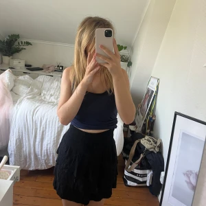 Kjol - Kjol från bikbok. Säljer då den inte används för att den är för stor. Kjolen har volanger  