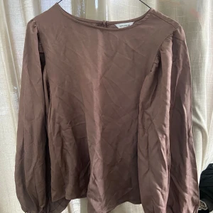Brun silkes blus - Brunfärgat Blus/tröja med ballong armar Stl. 36