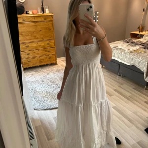 Vit klänning  - Säljer denna vita långa klänningen ifrån Zara. Den är aldrig använd.  Hör gärna av dig vid frågor. Priset kan diskuteras