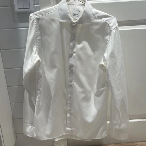 Vit Oscar of Sweden skjorta (Strykfri) 39 - S/M - Vit Oscar of Sweden skjorta (STRYKFRI). Slimfit. Strl 39 - S/M. Ordinariepris 1200kr. Lite gul under ärm som man ser på sista bild, annars helt perfekt skick. Skönt material som ej behöver strykas