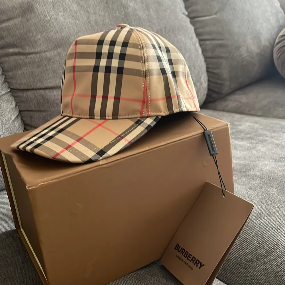 Säljer burberry cap för har bytt still köpte för 2500 säljer för 1500 helt ny aldrig använd storlek L men ser inte ut som L men passar storlek M skriv om ni e intresserad kan gå ner i pris . Accessoarer.