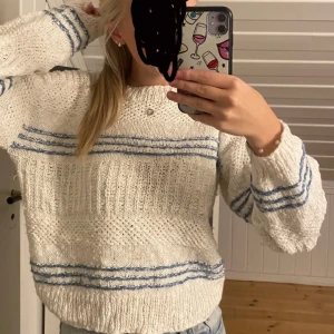 stickad tröja  - vit tröja med blå ränder som min mormor själv har stickat. nästan aldrig ancänd 