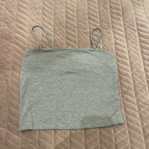 gina tricot linne - har denna i grå, röd o gul. en för 40kr eller köp alla för 80kr! inga defekter. alla är stl M