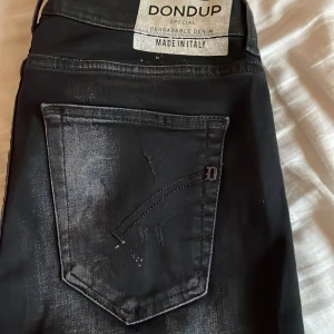 Dondup jeans  - Säljer nu mina dondup jeans som är i ny skick aldrig använda bara testade de är i storlek 30 och är riktigt snygga nu för sommaren pris 900kr