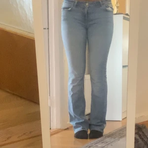 Bootcut lowwaist jeans - Rätt använda, köpta på berska .  (kolla bilderna noga innan du kontaktar mig)⚠️⚠️