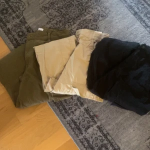 3 par straight leg cargos  - Gröna - Strl 44 ganska stora, köpta på primark i Tyskland. Svarta - strl M, köpta på HM. Beiga- Strl S, också köpta på hm. Ganska tunna och sköna allihopa.   ( jag är 165 cm och väger 61 Kg