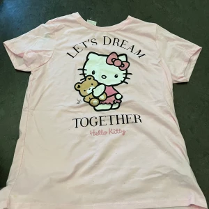 Hello kitty t-shirt - Jätte cjute hello kitty tröja, köpt från newyorker sanrio sidan. Använd typ 2 gånger😅