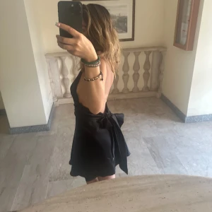 Satin klänning  - Populära klänning från Zara  i storlek XS använd 1 gång så den är i helt nytt skick  Man kan köpa med köp nu skriv innan t mig!