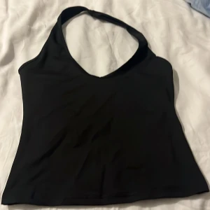 Halter top  - Storlek xs/34 men den är större i passform, materialet är bra och den är fin på