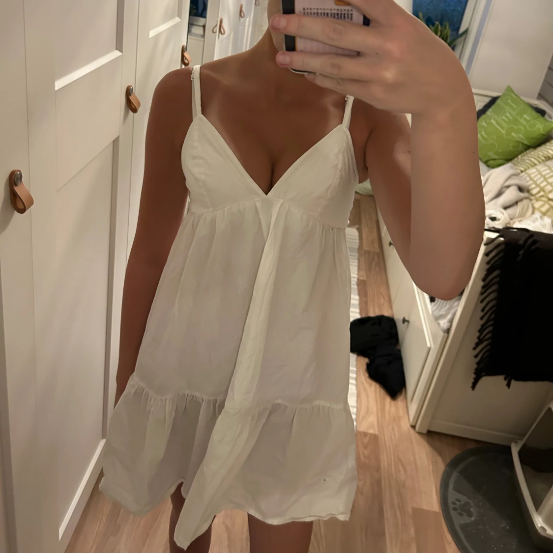 Vit klänning med volangdetaljer