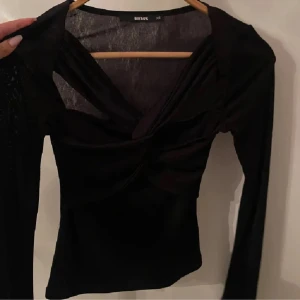 Långärmad topp - Långärmad festlig topp köpt på bikbok i storlek xs, passar även s. Aldrig använd❤️