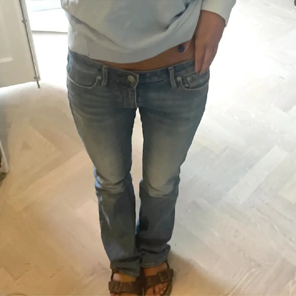 Säljer dessa as snygga lågmidjade jeans som inte kommer till någon användning pgd av att de tyvärr sitter för stort! Behöver då sälja vidare❤️ jeansen är i storlek 27/33 men hade passat perfekt till någon som har smal eller xs/s💗. Jeans & Byxor.