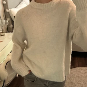 Stickad tröja - Jättefin stickad tröja som knappt är använd💗💗☺️