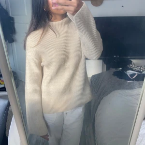 Tjocktröja - Jättefin beige polo tjocktröja som jag vikt ner vid halsen. Har slitsar vid nedre ärmarna och är jätte snygg. Använd några gånger och priset kan diskuteras!🤍
