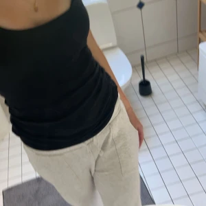 Gråa mjukisar  - Jätte sköna! Passar jätte bra till vad som helst, ett basic plagg helt enkelt,  De är noppriga lite överallt! Skriv gärna om ni har några frågor 💗💗